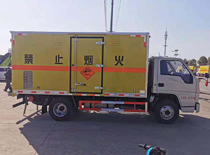 荣县爆破器材运输车工人安全操作规范与智能技术保障